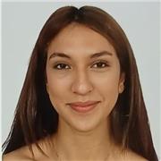 Profesora de primaria imparte clase a niños de 1° a 6°